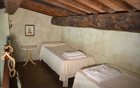 Appartamento Il Fienile Del Sole, Wifi, Perugia: Muur, Hout, Slaapkamer, Laken, Flooring, Verdieping, Linens, Interieur Ontwerp, Bedding, Bed