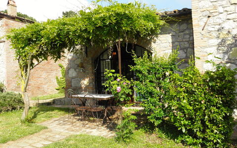 Appartamento Il Fienile Del Sole, Wifi, Perugia: Struik, Tuin, Steen, Stenen Muur, Schaduw, Backyard, Werf, Landscaping, Hacienda