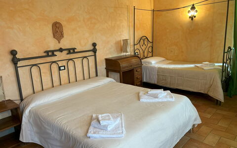 Appartamento Il Cantico Del Gallo, Wifi, Near Peru: Meubilair, Flooring, Verdieping, Interieur Ontwerp, Bed, Slaapkamer, Bed Frame, Stoel, Bedding, Lichte Inrichting