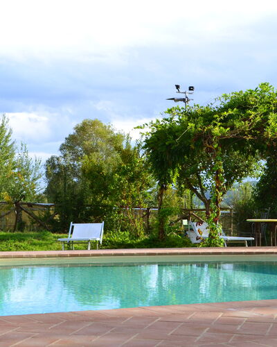 Appartamento Il Cantico Del Gallo, Wifi, Near Peru: Zwembad, Buitenmeubels, Toevlucht, Tuin, Schaduw, Vrije Tijd, Eco Hotel, Landscaping, Backyard