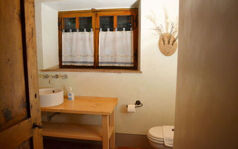 Appartamento Poggiolo, Wifi, Near Perugia: Muur, Wastafel In De Badkamer, Hout, Loodgieterswerkinrichting, Interieur Ontwerp, Flooring, Verdieping, Wastafel, Kamer, Badkamer