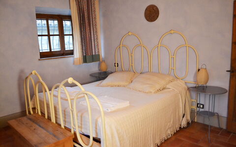 Appartamento Poggiolo, Wifi, Near Perugia: Bed, Meubilair, Slaapkamer, Hout, Bedding, Interieur Ontwerp, Laken, Verdieping, Bed Frame, Flooring