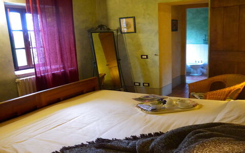 Appartamento Rustico, Wifi, Perugia: Bed, Slaapkamer, Meubilair, Laken, Interieur Ontwerp, Bedding, Verdieping, Flooring, Hout, Linens