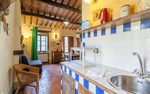 Appartamento Rustico, Wifi, Perugia: Meubilair, Stoel, Beits, Countertop, Hardwood, Keuken En Eettafel, Keuken, Kamerplant, Cabinetry, Tegel