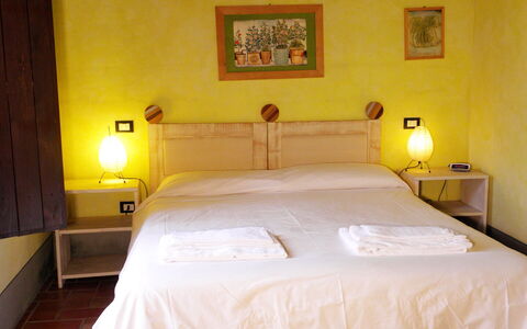 Appartamento La Vecchia Cedraia, Wifi, Perugia: Interieur Ontwerp, Bed, Meubilair, Slaapkamer, Muur, Verdieping, Flooring, Hout, Laken, Kamer