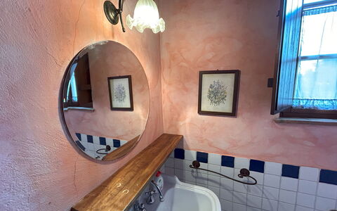 Appartamento Scuderia Del Borgo, Wifi, Perugia: Loodgieterswerkinrichting, Loodgieter, Spiegel, Kraan, Wastafel In De Badkamer, Tegel, Lichte Inrichting, Wastafel, Badkamer, Verf