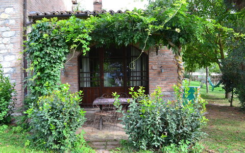 Appartamento Scuderia Del Borgo, Wifi, Perugia: Tuin, Backyard, Schaduw, Steen, Werf, Landscaping, Outdoor Structuur, Buitenmeubels, Binnenplaats, Pergola