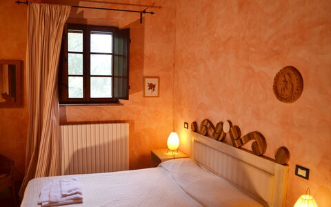 Appartamento Scuderia Del Borgo, Wifi, Perugia: Muur, Interieur Ontwerp, Meubilair, Verdieping, Slaapkamer, Plafond, Huis, Kamer, Bed, Linens
