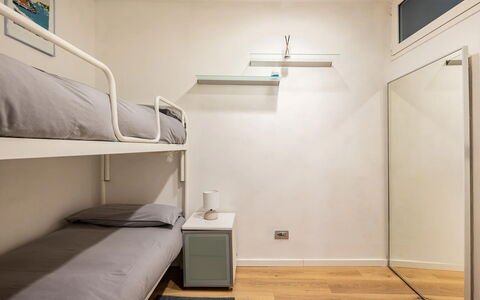 Casa Garibaldi - Levanto: Bed, Slaapkamer, Interieur Ontwerp, Verdieping, Meubilair, Flooring, Laken, Plafond, Bedding, Verlichting