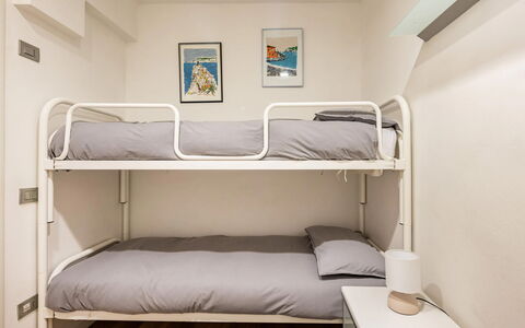 Casa Garibaldi - Levanto: Bed, Slaapkamer, Laken, Bedding, Interieur Ontwerp, Meubilair, Linens, Bed Frame, Kamer, Hoofdkussen