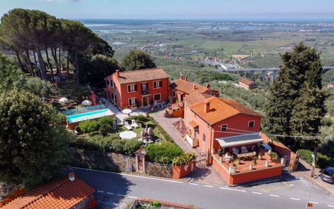 Casale La Pieve: Toevlucht, Zwembad, Badplaats, Buitenmeubels, Eco Hotel, Villa, Hacienda, Bergdorp