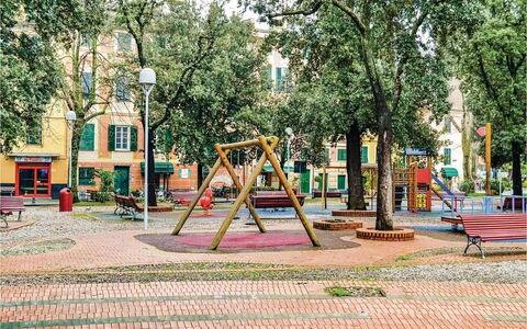 Casa Camuri - Levanto: Boom, Openbare Ruimte, Stad, Buurt, Menselijke Nederzetting, Stedelijk Ontwerp, Schaduw, Stoep, Stadsplein, Speeltoestel