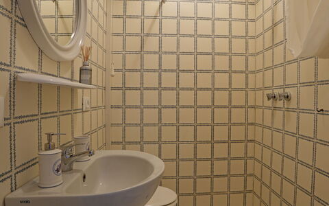 Villa Corsanico: Badkamer, Loodgieterswerkinrichting, Interieur Ontwerp, Flooring, Verdieping, Wastafel In De Badkamer, Loodgieter, Wc Bril, Toilet, Kamer