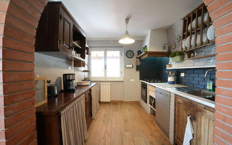 Villa Corsanico: Keuken, Countertop, Meubilair, Flooring, Toestel Van De Keuken, Cabinetry, Interieur Ontwerp, Major Appliance, Hout, Verdieping