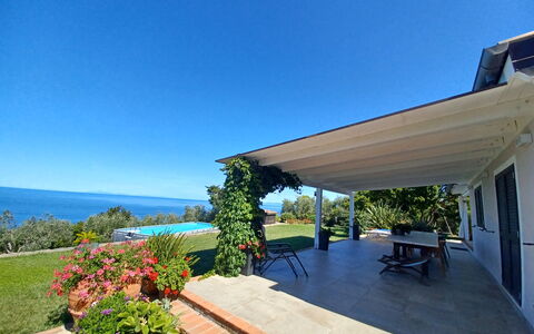 Il Tramonto: Blauw, Schaduw, Vrije Tijd, Zee, Oceaan, Buitenmeubels, Toevlucht, Zwembad, Eco Hotel, Kust