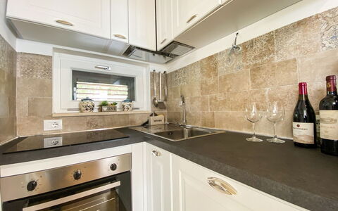 Il Tramonto: Keuken, Countertop, Toestel Van De Keuken, Major Appliance, Interieur Ontwerp, Flooring, Huishoudapparatuur, Loodgieterswerkinrichting, Cabinetry, Verdieping