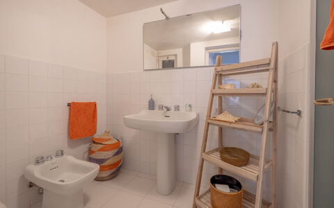 Villa Argentina: Wc Bril, Badkamer, Loodgieterswerkinrichting, Flooring, Verdieping, Toilet, Interieur Ontwerp, Wastafel In De Badkamer, Loodgieter, Wastafel