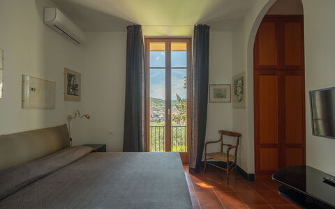 Ca' Nelly: Kamer, Appartement, Slaapkamer, Bed, Fotolijst, Bedding, Bed Frame, Laken, Lamp, Lade