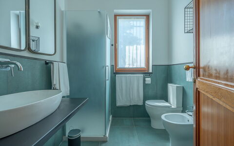 Ca' Nelly: Loodgieterswerkinrichting, Badkamer, Wastafel, Wastafel In De Badkamer, Interieur Ontwerp, Flooring, Kraan, Verdieping, Loodgieter, Toilet