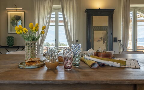 Battisole: Meubilair, Interieur Ontwerp, Tafel, Tableware, Hout, Verlichting, Flooring, Stoel, Keuken En Eettafel, Eetkamer