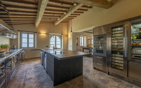 Battisole: Keuken, Interieur Ontwerp, Meubilair, Flooring, Countertop, Toestel Van De Keuken, Verdieping, Cabinetry, Hout, Plafond