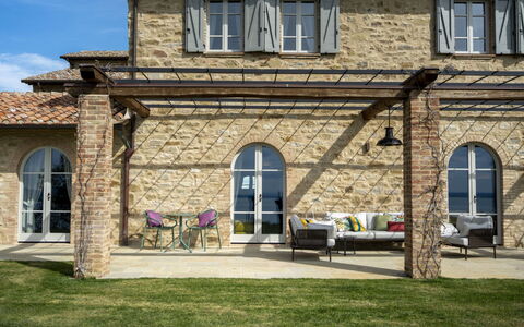 Battisole: Deur, Huis, Landgoed, Steen, Buitenmeubels, Tuin, Stoel, Schaduw, Flagstone, Boerderij