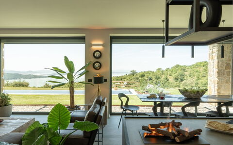 Villa Feronia: Meubilair, Interieur Ontwerp, Tafel, Verlichting, Stoel, Huis, Lichte Inrichting, Plafond, Keuken En Eettafel, Woonkamer