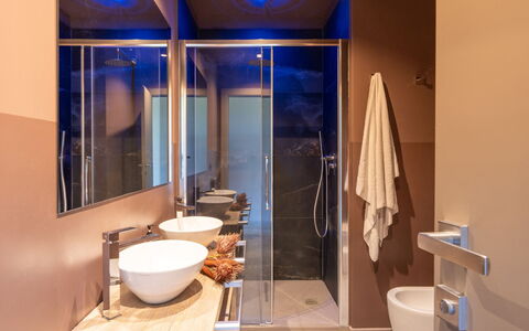 Villa Feronia: Interieur Ontwerp, Flooring, Muur, Loodgieterswerkinrichting, Badkamer, Verdieping, Verlichting, Meubilair, Loodgieter, Kraan