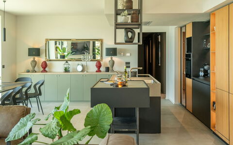 Villa Feronia: Meubilair, Interieur Ontwerp, Keuken, Countertop, Hout, Plafond, Flooring, Lichte Inrichting, Cabinetry, Verlichting