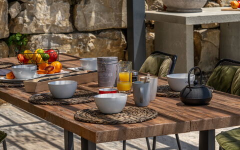 Villa Feronia: Tableware, Voedsel, Tafel, Meubilair, Serveware, Drinkware, Dishware, Ingrediënt, Bord