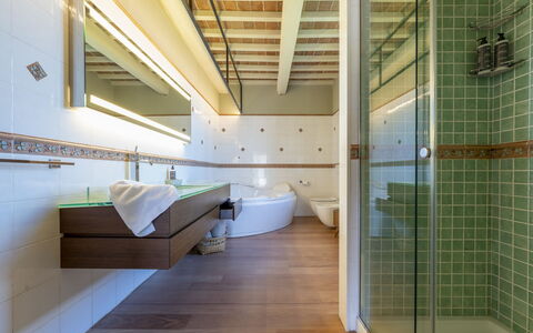 Villa Trasimena: Flooring, Interieur Ontwerp, Verdieping, Plafond, Loodgieterswerkinrichting, Badkamer, Verlichting, Loodgieter, Kraan, Huis