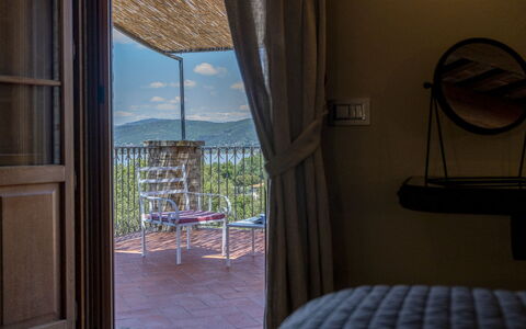 Villa Trasimena: Meubilair, Balkon, Stoel, Linens, Buitenmeubels, Schaduw, Slaapkamer, Bedding, Bed, Hek