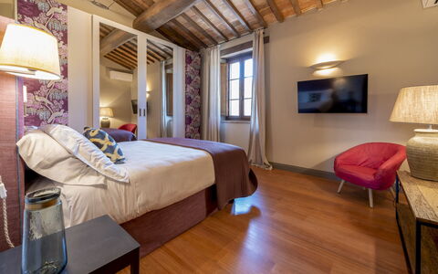 Villa Trasimena: Flooring, Verdieping, Interieur Ontwerp, Slaapkamer, Linens, Bed, Laken, Bedding, Bed Frame, Houten Vloer