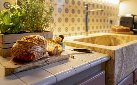 Villa Trasimena: Countertop, Keuken, Interieur Ontwerp, Flooring, Serveware, Loodgieter, Kraan, Tegel, Loodgieterswerkinrichting, Cabinetry