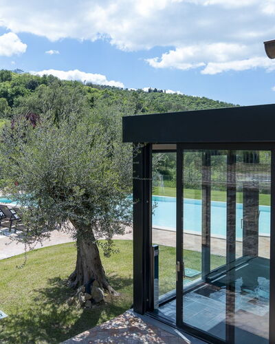 Villa Trasimena: Zwembad, Schaduw, Eco Hotel, Toevlucht, Landscaping, Landgoed, Buitenmeubels, Tuin, Outdoor Structuur, Backyard