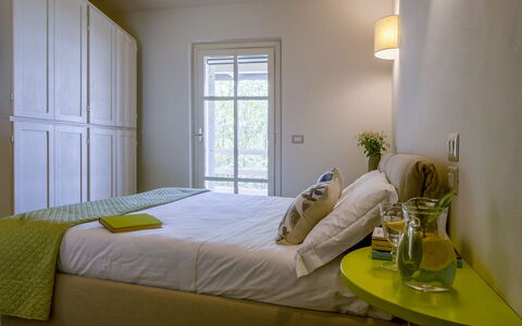 Bianca la Luna: Meubilair, Bed, Interieur Ontwerp, Slaapkamer, Muur, Laken, Bedding, Hout, Verdieping, Kamer