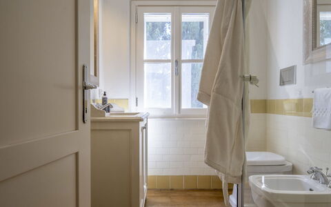 Bianca la Luna: Flooring, Verdieping, Interieur Ontwerp, Loodgieterswerkinrichting, Badkamer, Loodgieter, Kraan, Kamer, Deur, Wastafel