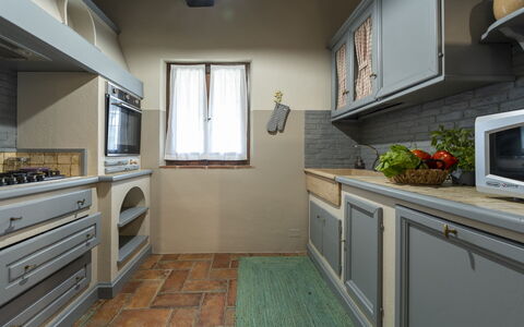 Villa delle Rose: Interieur Ontwerp, Keuken, Countertop, Cabinetry, Hout, Toestel Van De Keuken, Flooring, Meubilair, Major Appliance, Huishoudapparatuur