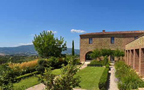 Podere Vigna Nuova: Gras, Struik, Land Lot, Groundcover, Tuin, Plantage, Landgoed, Landscaping, Haag, Boerderij