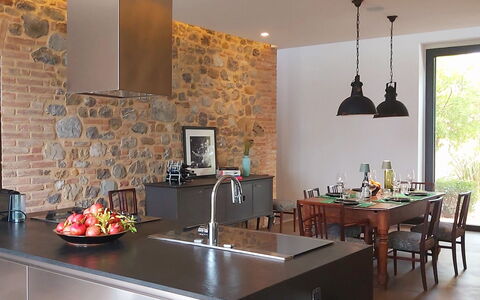 Podere Vigna Nuova: Meubilair, Keuken, Interieur Ontwerp, Muur, Flooring, Countertop, Hout, Lichte Inrichting, Plafond, Cabinetry