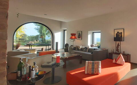 Podere Vigna Nuova: Meubilair, Interieur Ontwerp, Tafel, Bankstel, Flooring, Verlichting, Plafond, Woonkamer, Verdieping, Huis