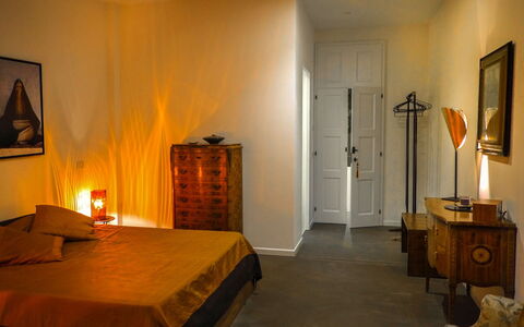 Podere Vigna Nuova: Meubilair, Interieur Ontwerp, Muur, Bed, Verdieping, Slaapkamer, Flooring, Hout, Kamer, Geel