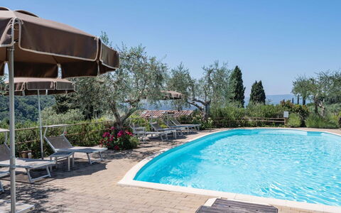 Podere Oliveta: Zwembad, Toevlucht, Buitenmeubels, Stoel, Eco Hotel, Badplaats, Hotel, Paraplu, Villa