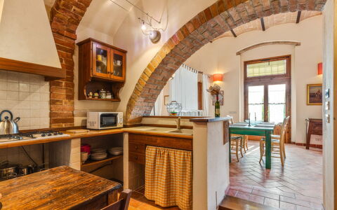 Podere Oliveta: Meubilair, Interieur Ontwerp, Muur, Flooring, Hout, Keuken, Plafond, Countertop, Stoel, Tafel