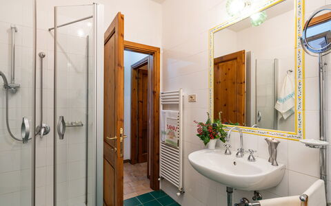 Podere Oliveta: Interieur Ontwerp, Flooring, Wastafel In De Badkamer, Hout, Loodgieterswerkinrichting, Verdieping, Badkamer, Wastafel, Kraan, Kamer