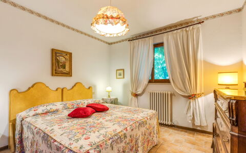 Podere Oliveta: Meubilair, Bed, Slaapkamer, Interieur Ontwerp, Laken, Bedding, Linens, Kamer, Textiel, Flooring