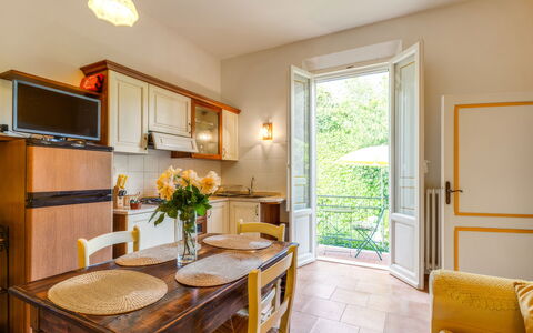 Podere Oliveta: Meubilair, Interieur Ontwerp, Deur, Stoel, Keuken En Eettafel, Eetkamer, Kamerplant, Beits, Hardwood