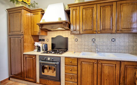 Villa Portole Due: Cabinetry, Keuken, Countertop, Hout, Major Appliance, Flooring, Interieur Ontwerp, Toestel Van De Keuken, Meubilair, Kast