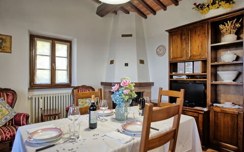 Villa Portole Due: Meubilair, Interieur Ontwerp, Hout, Tafel, Flooring, Plafond, Eetkamer, Stoel, Keuken En Eettafel, Verlichting