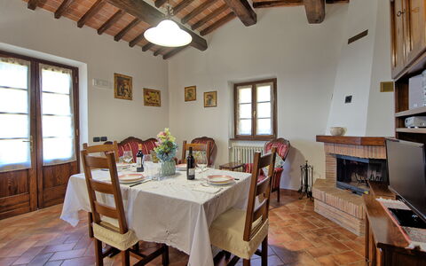 Villa Portole Due: Meubilair, Tafel, Interieur Ontwerp, Flooring, Stoel, Keuken En Eettafel, Eetkamer, Kamer, Huis, Plafond